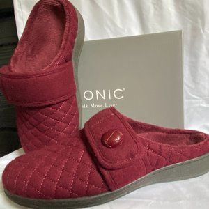 NEW Vionic Carlin Flannel Maroon Size 8